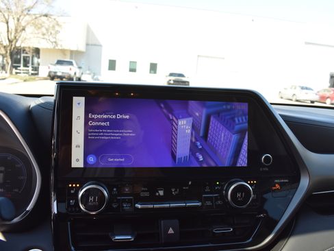 Used 2024 Toyota Highlander Limited image 18