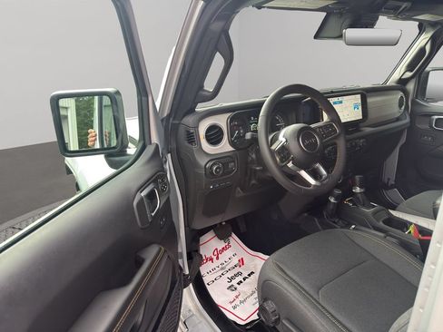 Used 2024 Jeep Wrangler Unlimited Sahara w/ Technology Group AWD/4WD image 6