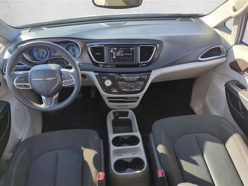 Used 2023 Chrysler Voyager LX image 12