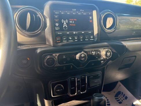 Used 2023 Jeep Gladiator Overland image 27