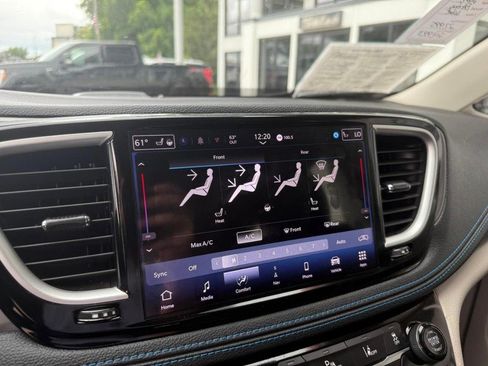 Used 2021 Chrysler Pacifica Touring-L image 31