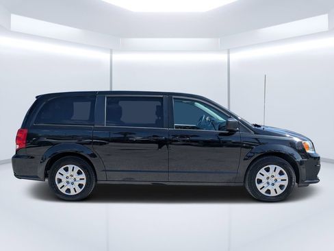 Used 2018 Dodge Grand Caravan SE w/ UConnect Hands-Free Group image 2