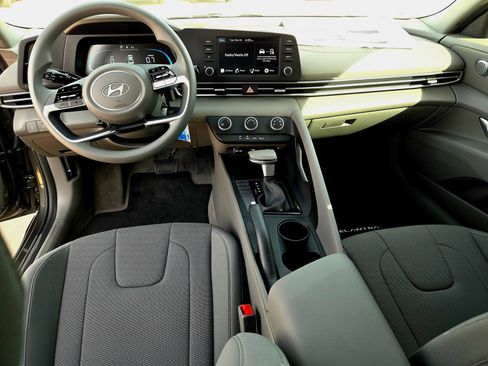 Certified 2026 Hyundai Elantra SE FWD image 10
