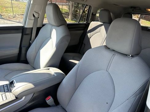 Used 2022 Toyota Highlander LE AWD/4WD image 26