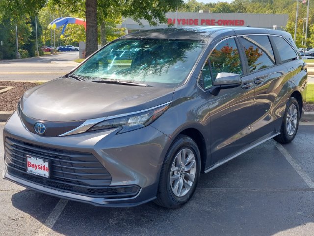 Used 2025 Toyota Sienna LE FWD image 7