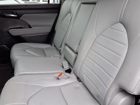 Used 2023 Toyota Highlander XLE AWD/4WD image 7