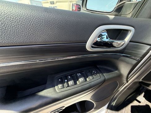 Used 2022 Jeep Grand Cherokee Limited image 30