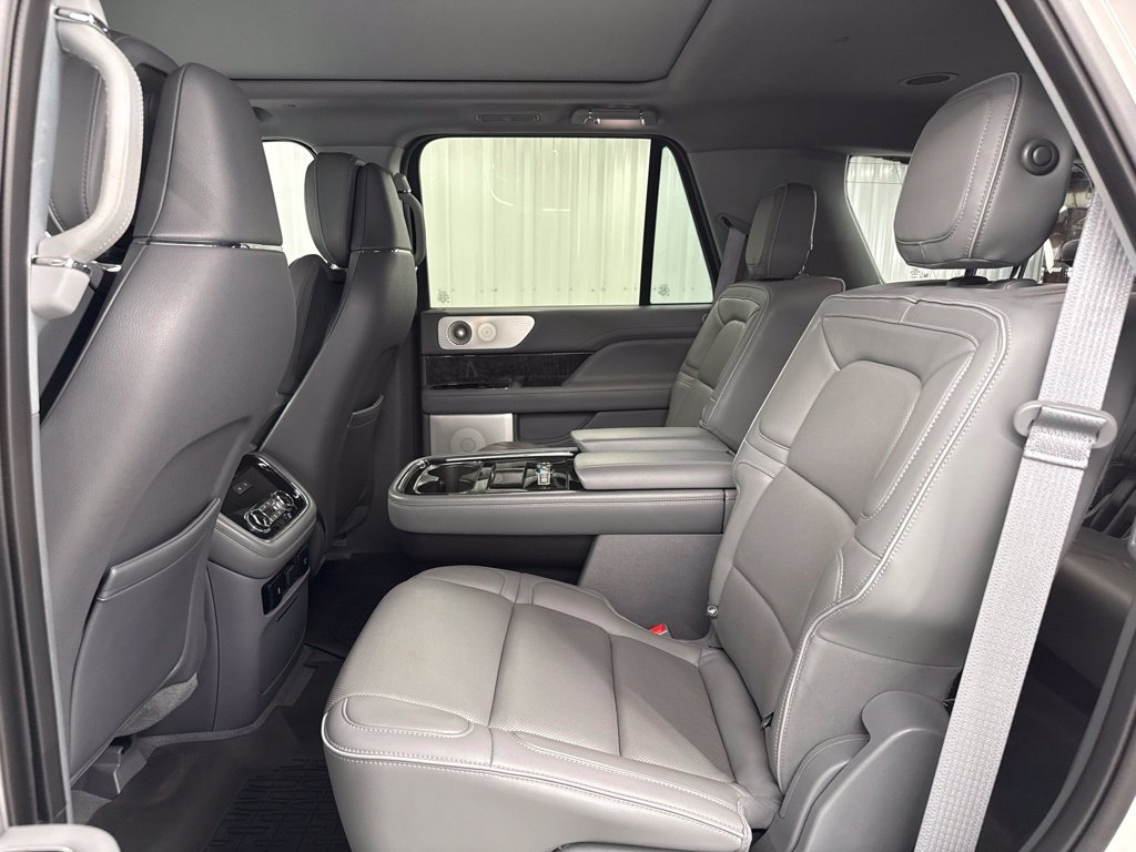 Used 2018 Lincoln Navigator Reserve w/ Technology Package AWD/4WD image 11