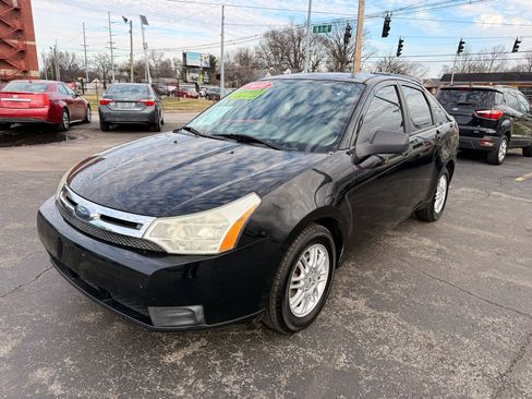 Used 2010 Ford Focus SE image 2