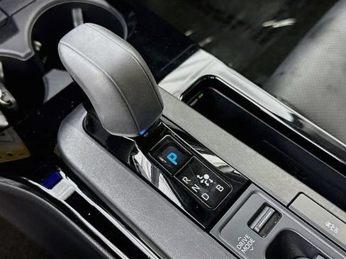 Certified 2025 Toyota Prius XLE FWD image 18