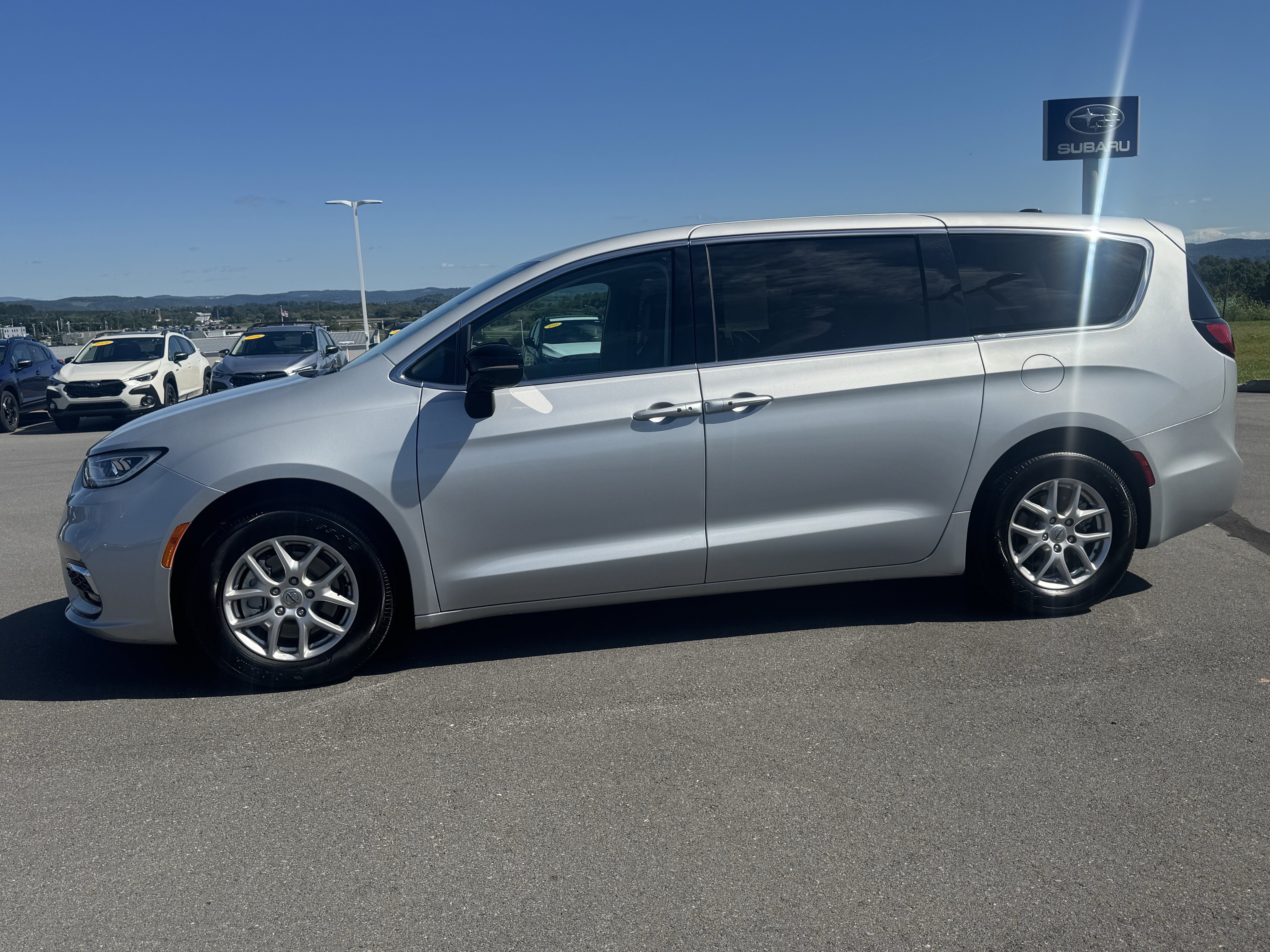 Used 2024 Chrysler Pacifica Touring-L FWD image 7