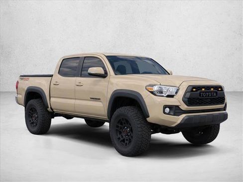 Used 2017 Toyota Tacoma TRD Off-Road AWD/4WD image 11