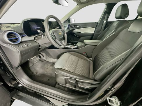Used 2025 Chevrolet Trax LT w/ LPO, Blackout Package FWD image 13
