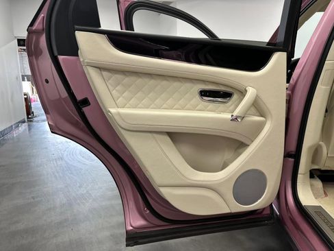 Used 2018 Bentley Bentayga image 29