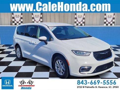 Used 2023 Chrysler Pacifica Touring-L FWD image 1