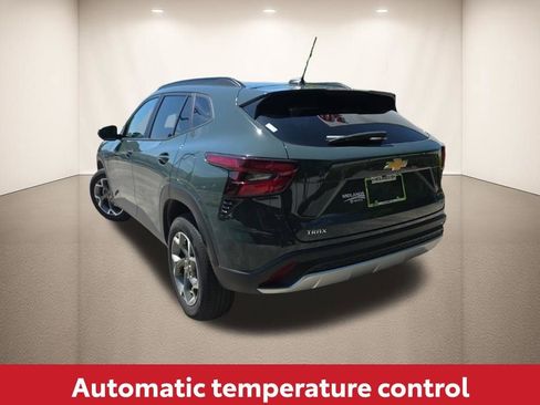 Used 2025 Chevrolet Trax LT FWD image 6