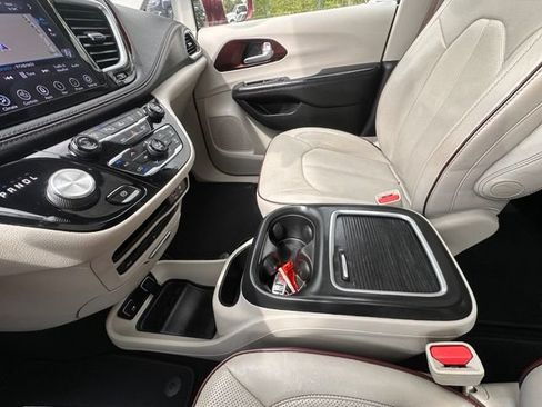 Used 2019 Chrysler Pacifica Limited w/ Tire & Wheel Group FWD image 28