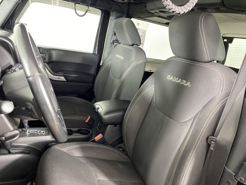 Used 2016 Jeep Wrangler Sahara w/ Connectivity Group AWD/4WD image 40