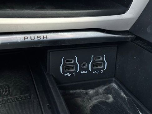 Used 2023 Chrysler Pacifica Limited image 36