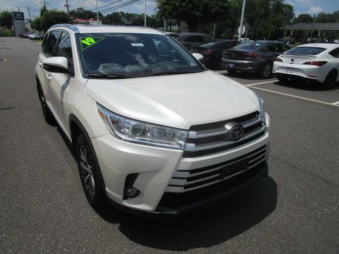 Used 2019 Toyota Highlander XLE AWD/4WD image 4
