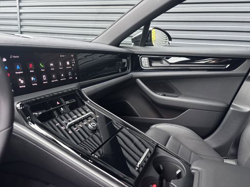 Certified 2025 Porsche Panamera image 17