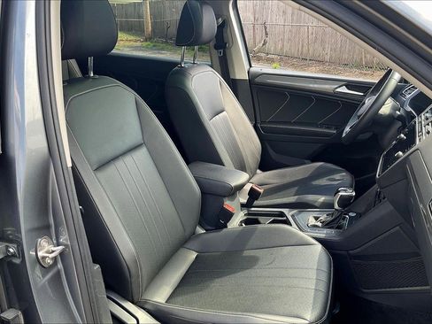 Used 2023 Volkswagen Tiguan SE w/ Panoramic Sunroof Package image 7