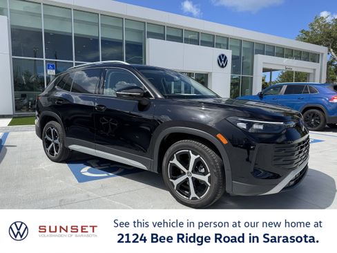 New 2025 Volkswagen Tiguan SE image 1