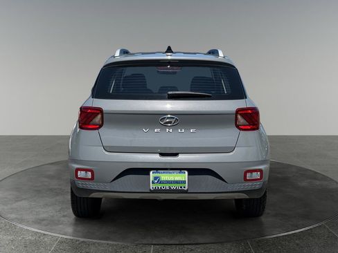 Used 2022 Hyundai Venue SEL FWD image 8