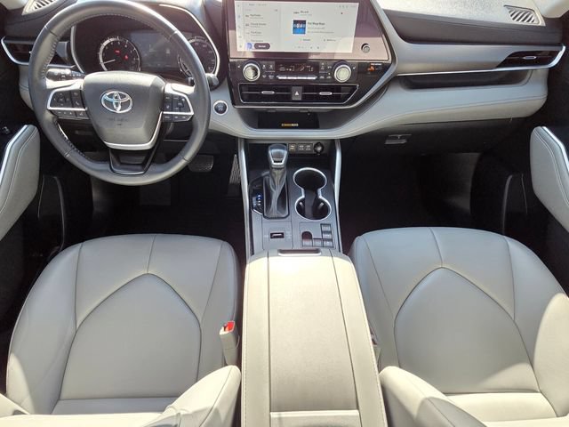 Used 2024 Toyota Highlander XLE FWD image 11