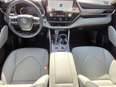 Used 2024 Toyota Highlander XLE FWD image 11