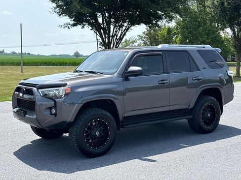 Used 2018 Toyota 4Runner SR5 AWD/4WD image 4