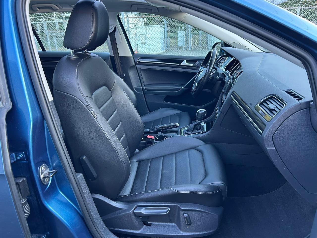 Used 2017 Volkswagen Golf SEL FWD image 18