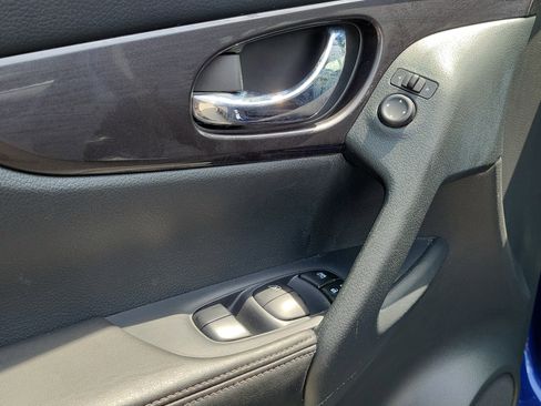 Used 2019 Nissan Rogue SV AWD/4WD image 16