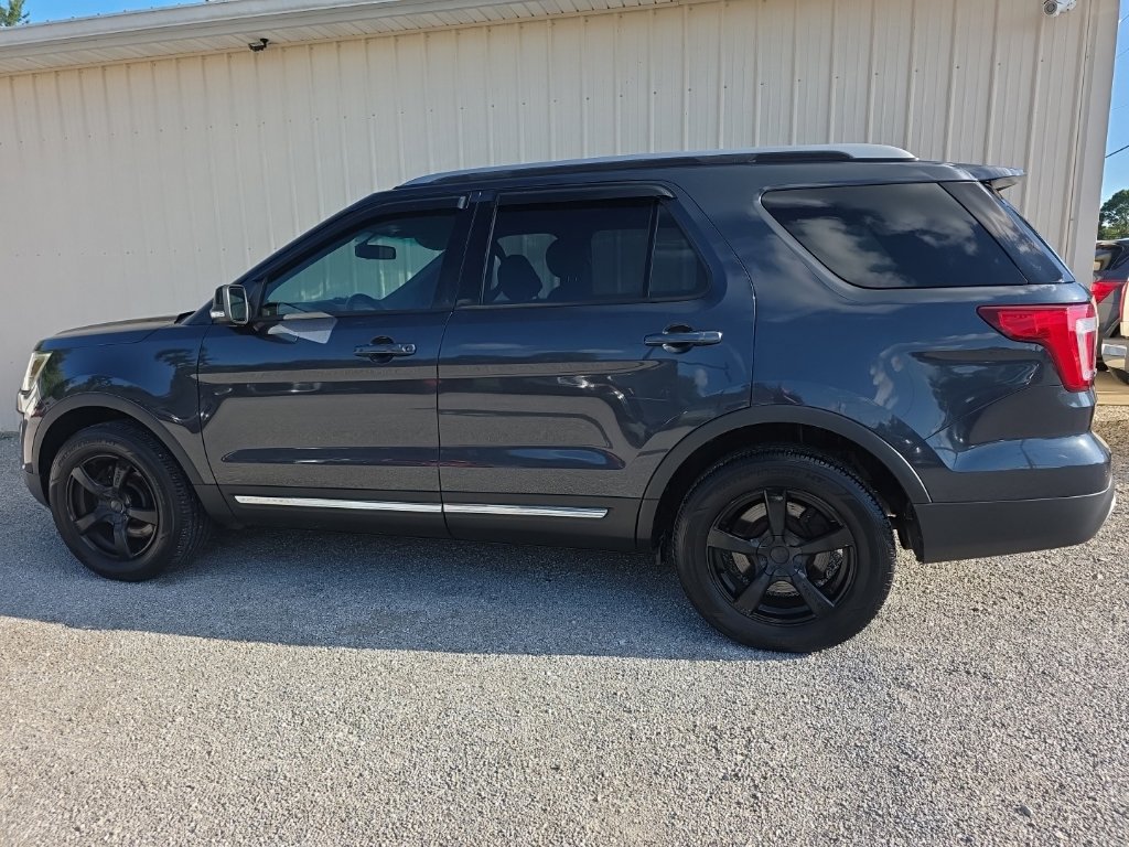 Used 2017 Ford Explorer XLT w/ Equipment Group 202A AWD/4WD image 8