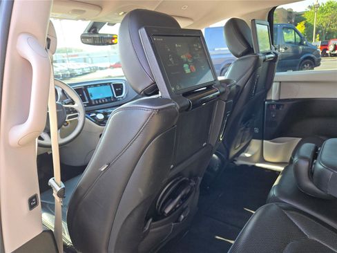 Certified 2018 Chrysler Pacifica Limited image 20