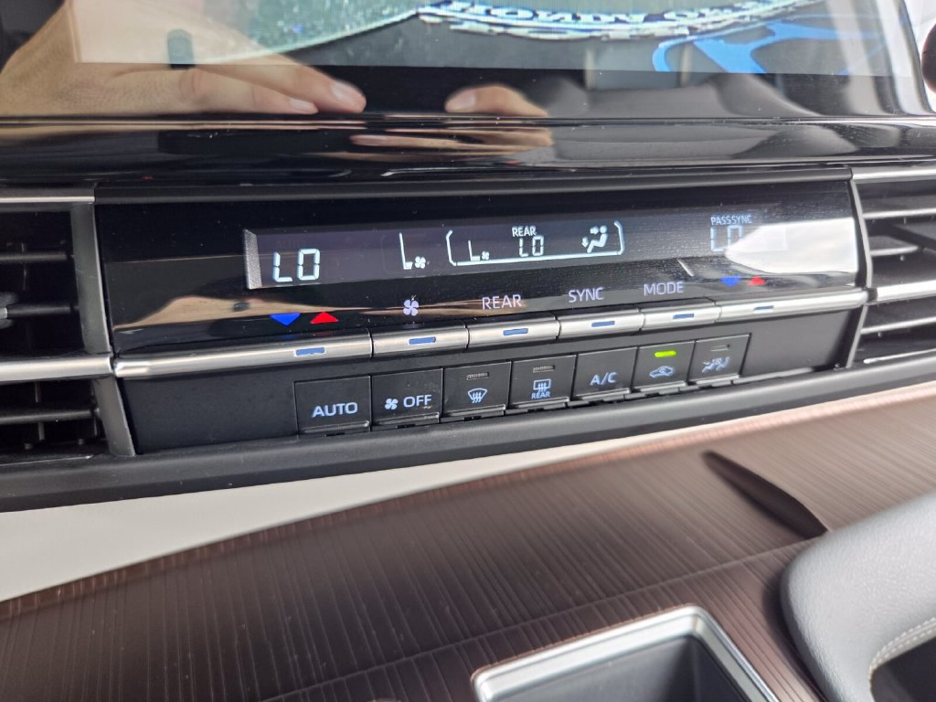 Used 2024 Toyota Sienna LE FWD image 28