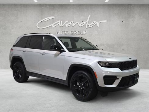 Used 2022 Jeep Grand Cherokee Altitude image 2