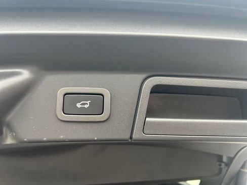 Used 2022 Land Rover Range Rover Velar R-Dynamic S image 17