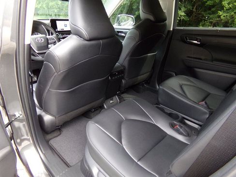 Used 2025 Toyota Highlander XLE AWD/4WD image 22