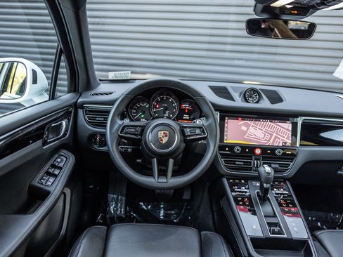 Certified 2025 Porsche Macan image 12