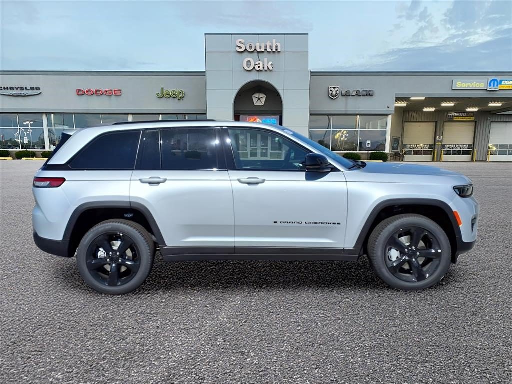 Certified 2025 Jeep Grand Cherokee Limited w/ Black Appearance Package AWD/4WD image 2