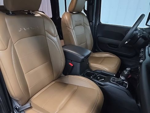 Used 2023 Jeep Wrangler Unlimited Sahara AWD/4WD image 14