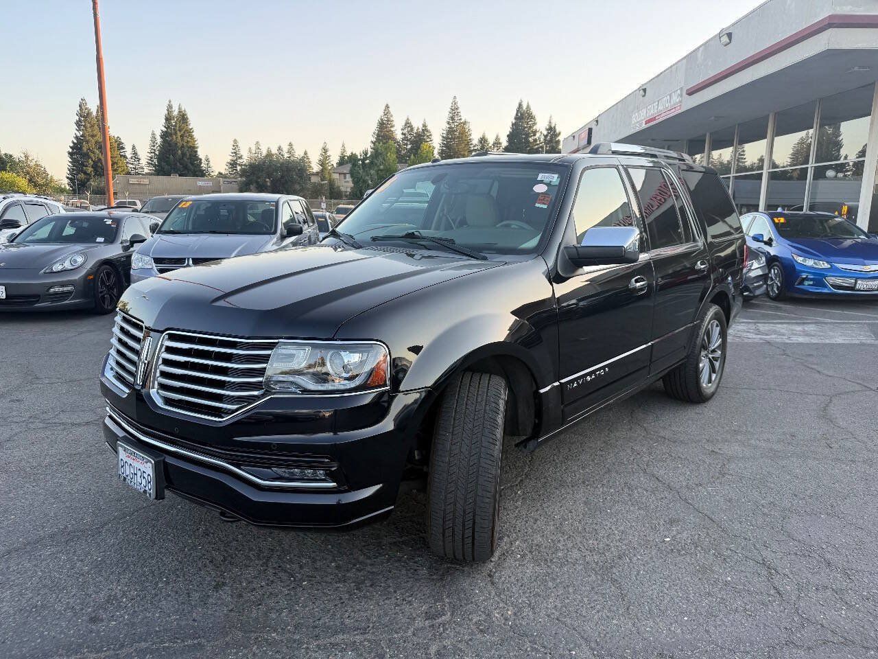 Used 2016 Lincoln Navigator Select AWD/4WD image 3