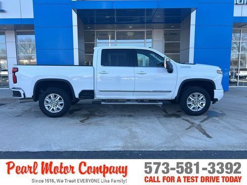Used 2024 Chevrolet Silverado 2500 High Country w/ High Country Premium Package AWD/4WD image 3