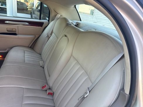 Used 2004 Lincoln Town Car Signature image 16