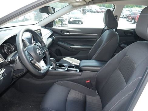 Used 2024 Nissan Altima 2.5 SV FWD image 2