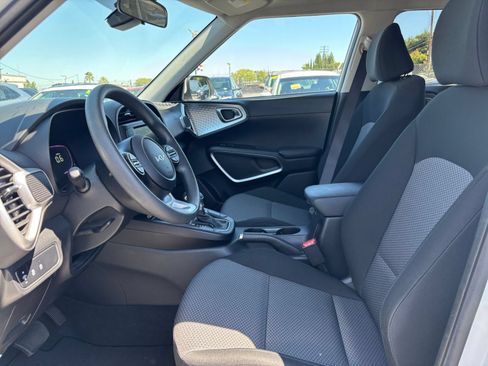 Used 2025 Kia Soul LX w/ LX Technology Package FWD image 22