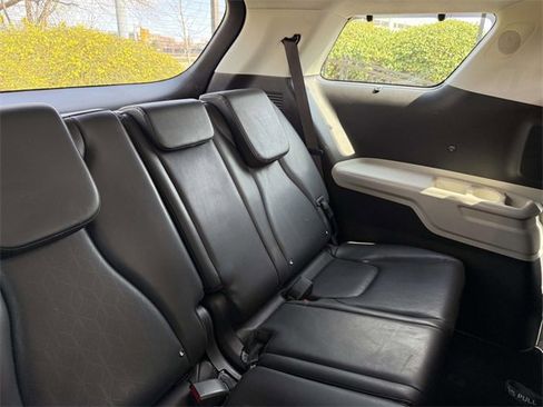 Used 2024 Kia Carnival EX image 13
