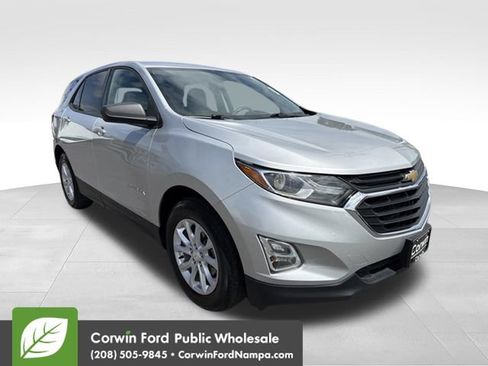 Used 2019 Chevrolet Equinox LS w/ LS Convenience Package FWD image 3