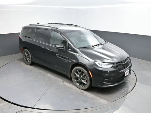Used 2023 Chrysler Pacifica Touring-L w/ S Appearance Package image 37